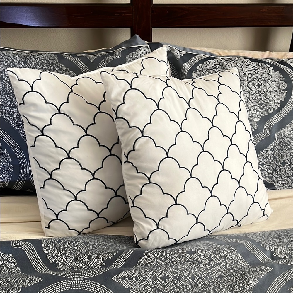 Decorative Accent Throw Pillows White & Navy Scallop Pattern - Picture 1 of 2